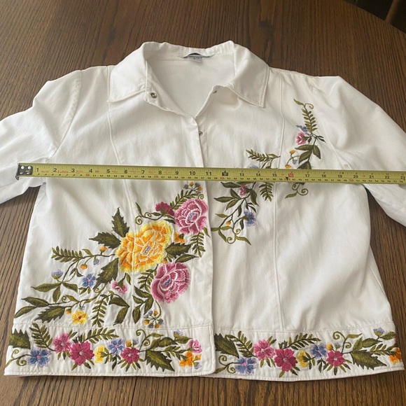 VINTAGE 100% COTTON WHITE FLORAL EMBROIDERED, LINED JACKET. - Picture 13 of 15